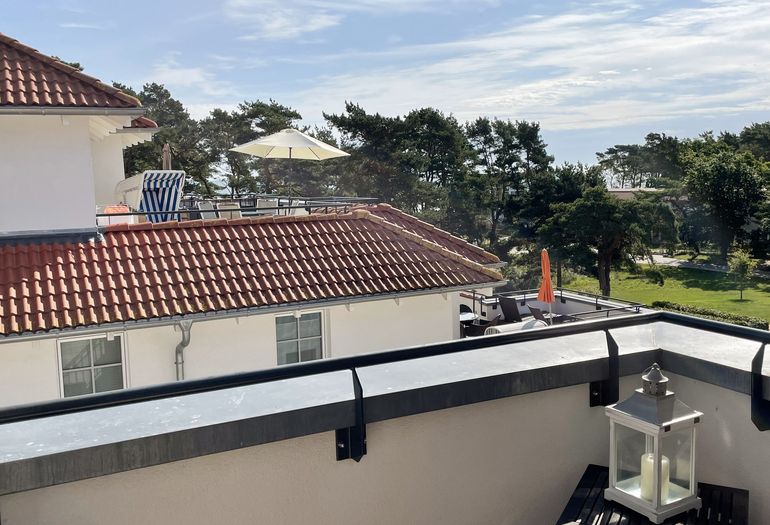 bestuhlter Balkon mit Blick zur Ostsee