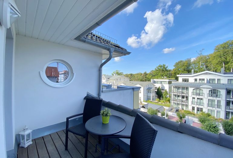 zweite bestuhlte Dachterrasse mit Strandkorb