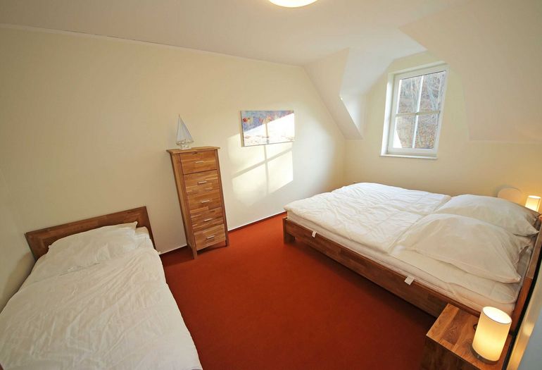 1. Schlafzimmer mit Kleiderschrank 1. Schlafzimmer mit Kleiderschrank