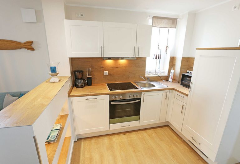 moderne Küchenzeile mit Ceranfeld