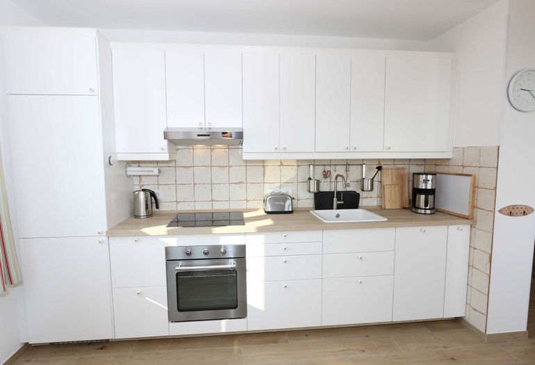 Küchenzeile mit allem was benötigt wird