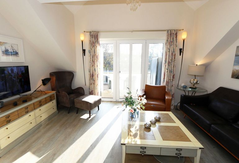 Wohnbereich mit Couch und Sessel Wohnbereich mit Couch und Sessel