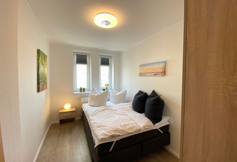 2. Schlafzimmer mit Boxspringbett