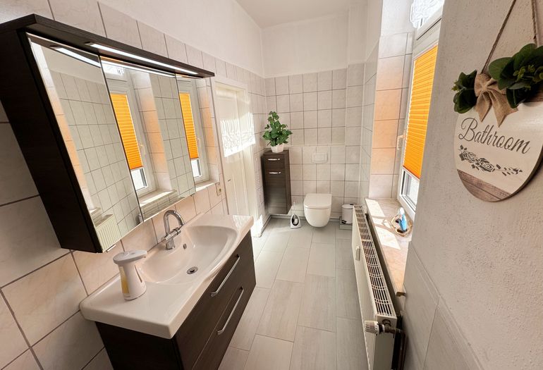 2.Badezimmer mit Waschbecken und WC