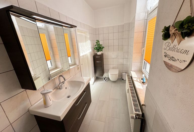 2.Badezimmer mit Waschbecken und WC