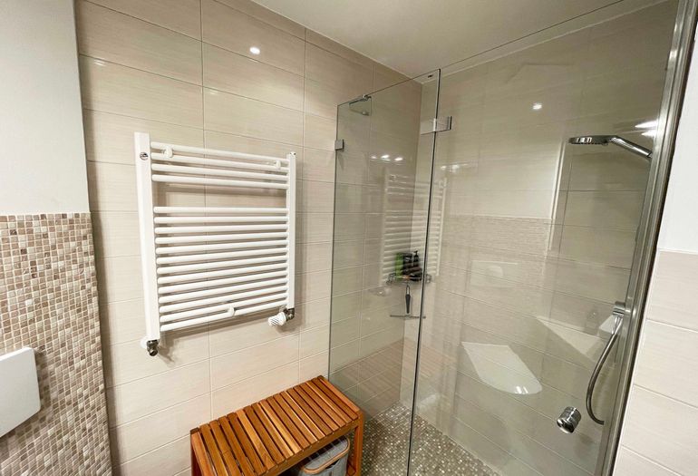 Badezimmer mit Dusche