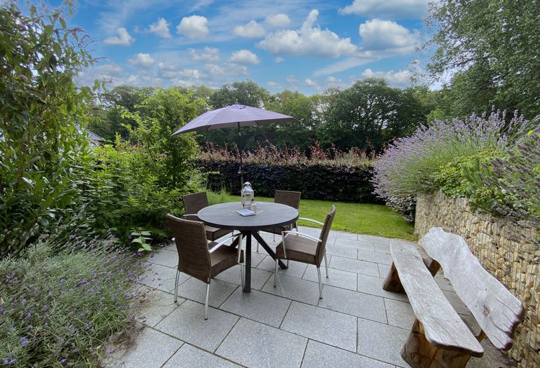 bestuhlte Terrasse mit Sonnenschirm bestuhlte Terrasse mit Sonnenschirm