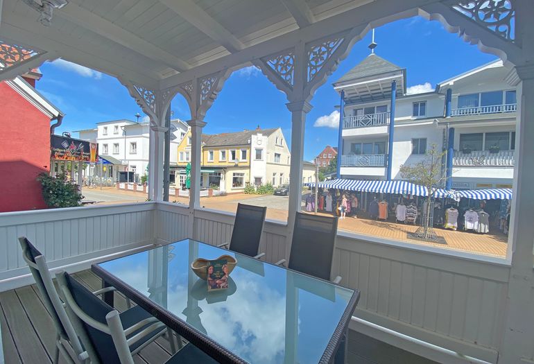 bestuhlter Balkon zur Straße gelegen