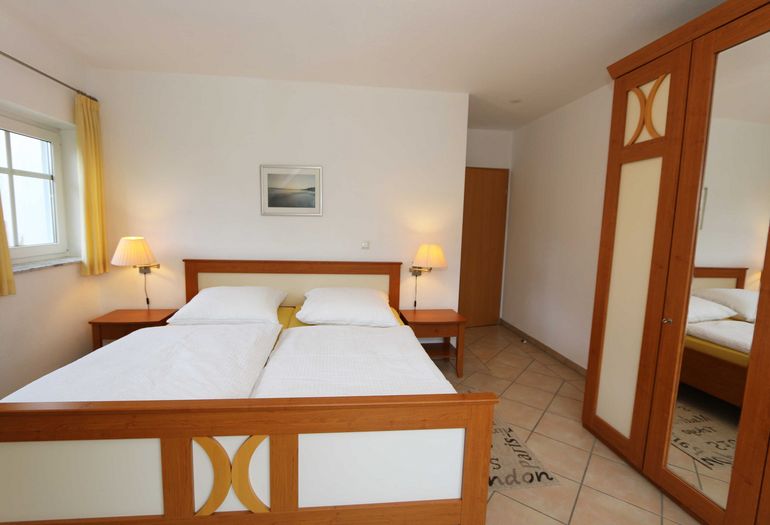 1. Schlafzimmer mit Kleiderschrank 1. Schlafzimmer mit Kleiderschrank