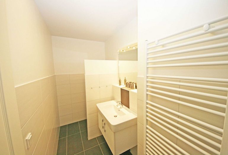 Badezimmer mit Waschbecken