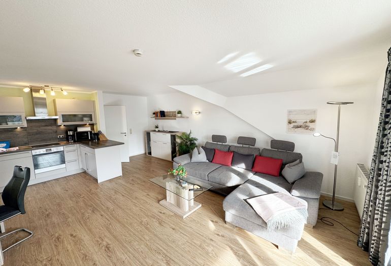 gemütlicher Wohn-und Essbereich mit Küchenzeile