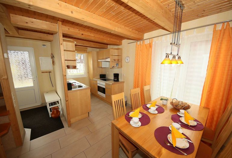 Essbereich mit Küchenzeile und Eingangsbereich