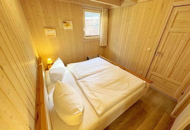 Ferienhaus Sprottenkiste - Doppelbett und Kleiderschrank Ferienhaus Sprottenkiste - Doppelbett und Kleiderschrank