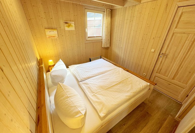 Ferienhaus Sprottenkiste - Doppelbett und Kleiderschrank Ferienhaus Sprottenkiste - Doppelbett und Kleiderschrank