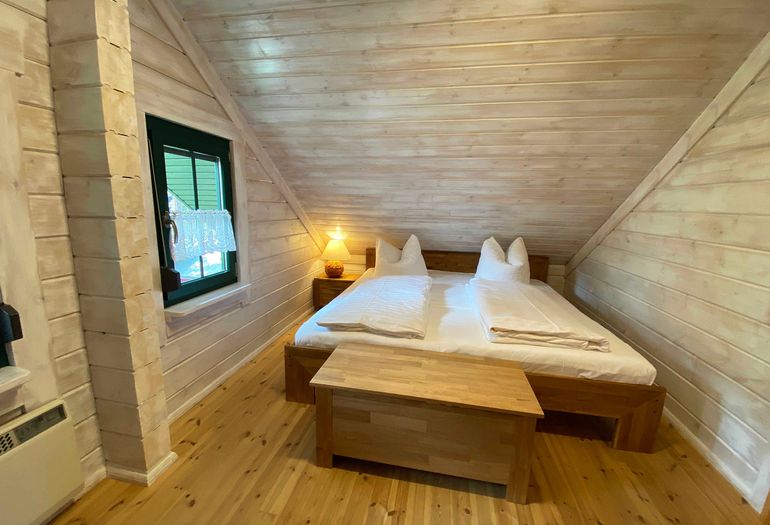 Schlafzimmer mit Kleiderschrank