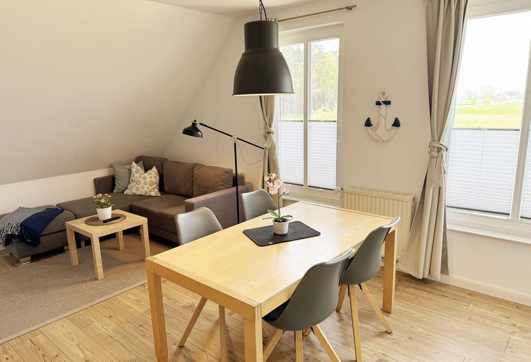 Essplatz mit Blick zur Couchecke Essplatz mit Blick zur Couchecke