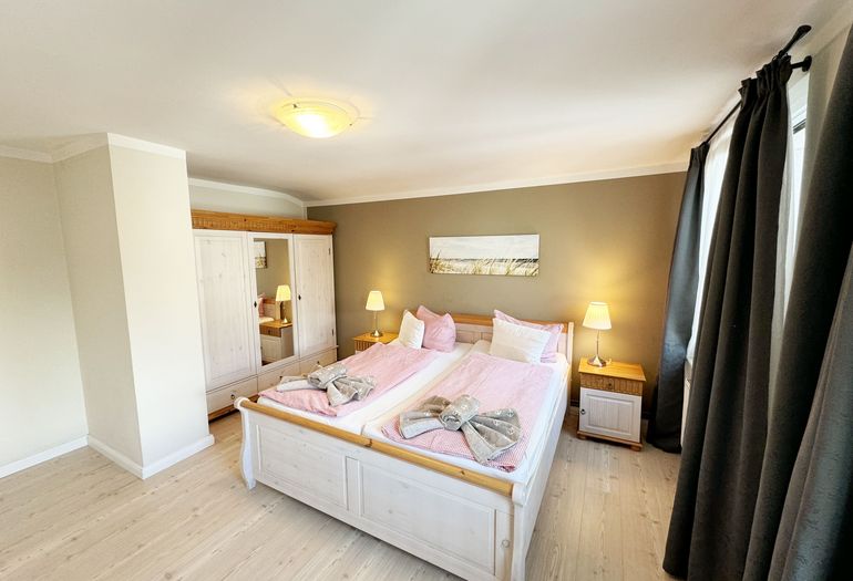 1. Schlafzimmer mit Kleiderschrank 1. Schlafzimmer mit Kleiderschrank
