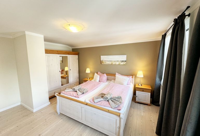 1. Schlafzimmer mit Kleiderschrank 1. Schlafzimmer mit Kleiderschrank