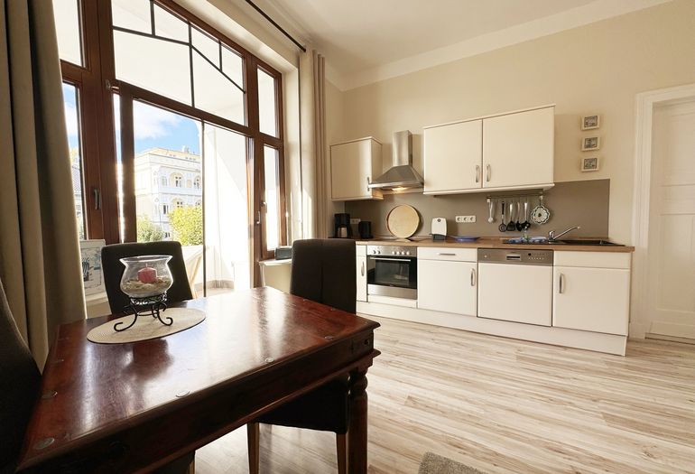 Küchenzeile mit Geschirrspüler