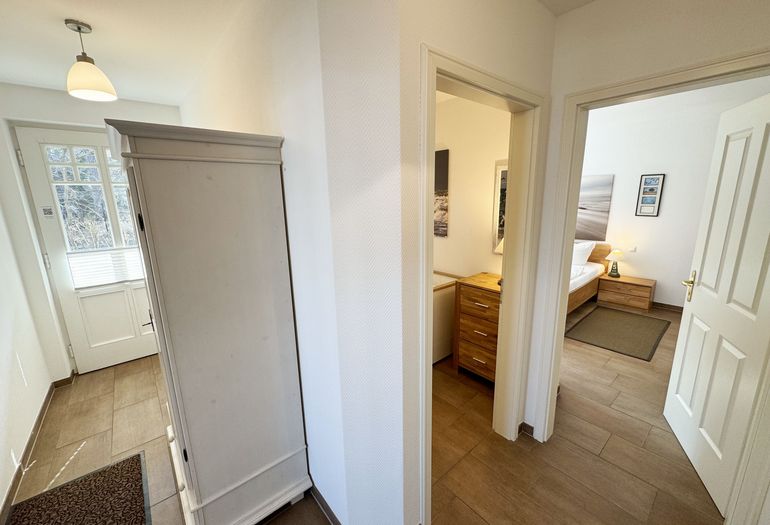 Flurbereich mit Blick ins Schlafzimmer
