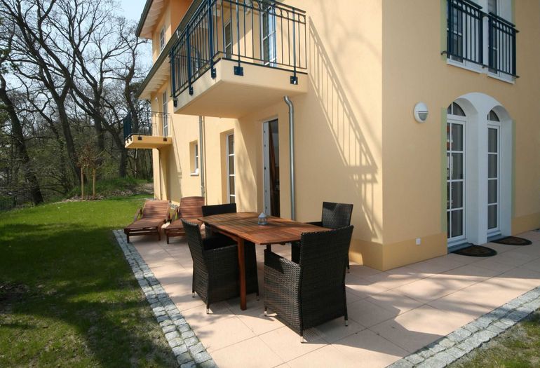 bestuhlte Terrasse mit Blick ins Grüne bestuhlte Terrasse mit Blick ins Grüne
