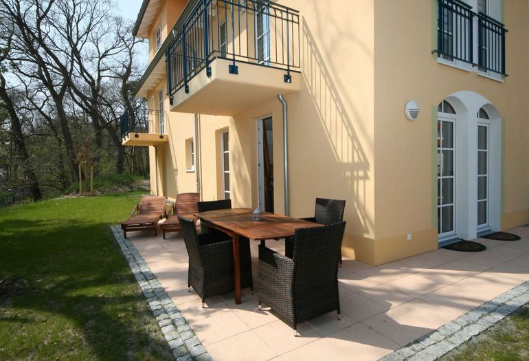 bestuhlte Terrasse mit Blick ins Grüne bestuhlte Terrasse mit Blick ins Grüne