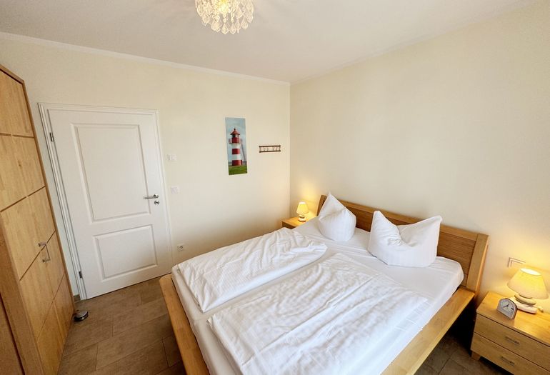 Schlafzimmer mit Kleiderschrank