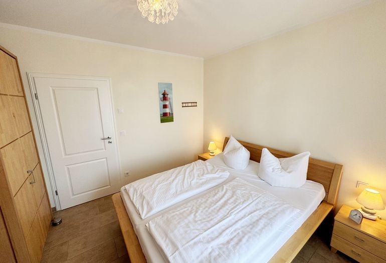 Schlafzimmer mit Kleiderschrank