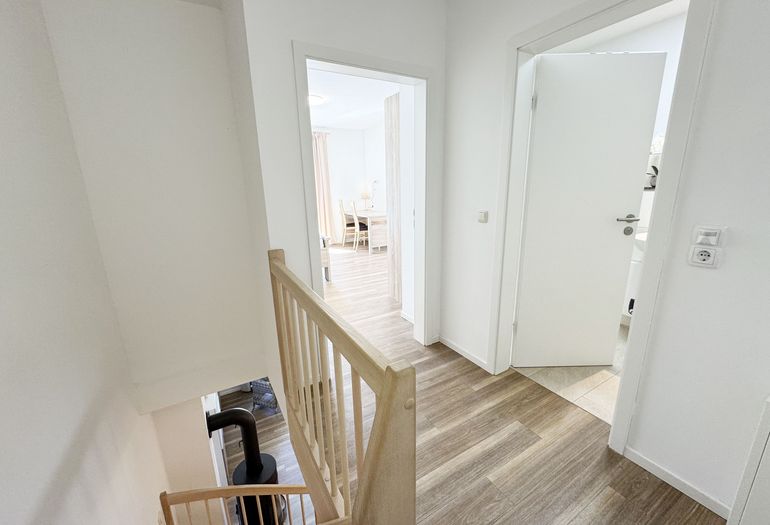 Obergeschoss mit Blick ins Schlafzimmer und Badezimmer