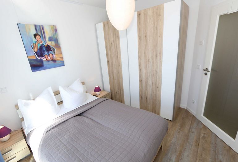 2. Schlafzimmer mit Doppelbett und Kleiderschrank