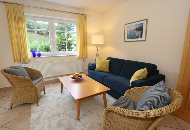 Wohnzimmer mit gemütlicher Couch Wohnzimmer mit gemütlicher Couch