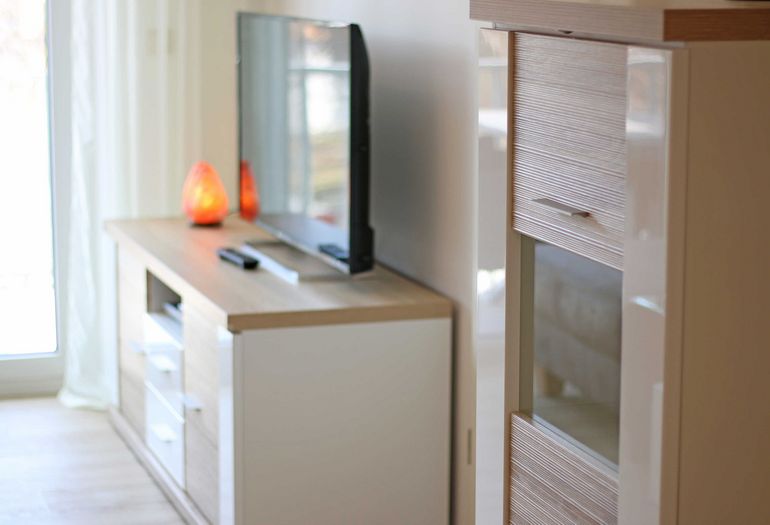 Wohnzimmer mit TV und Vitrine