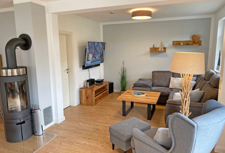 Wohnzimmer mit Kamin und Sessel Wohnzimmer mit Kamin und Sessel