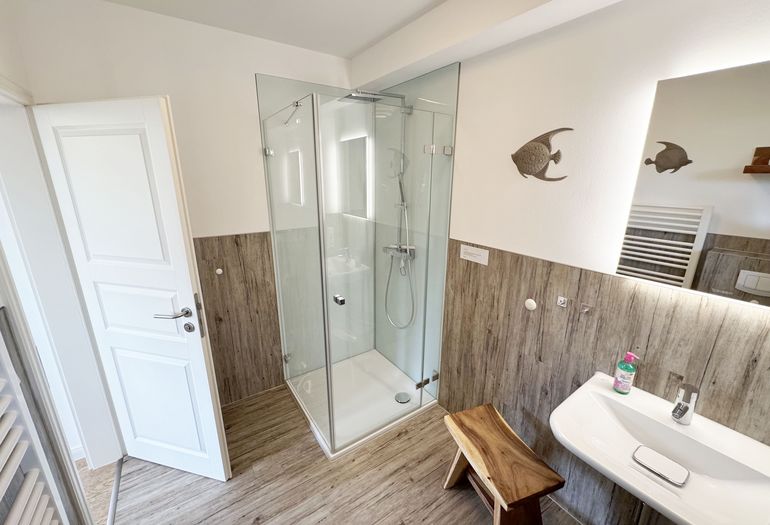 1.Tageslichtbad mit Waschbecken 1.Tageslichtbad mit Waschbecken