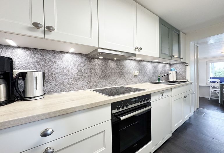 Küchenzeile mit Wasserkocher und Kaffeemaschine