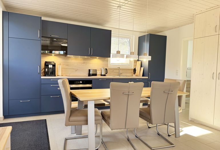 moderner Essbereich mit Stühlen