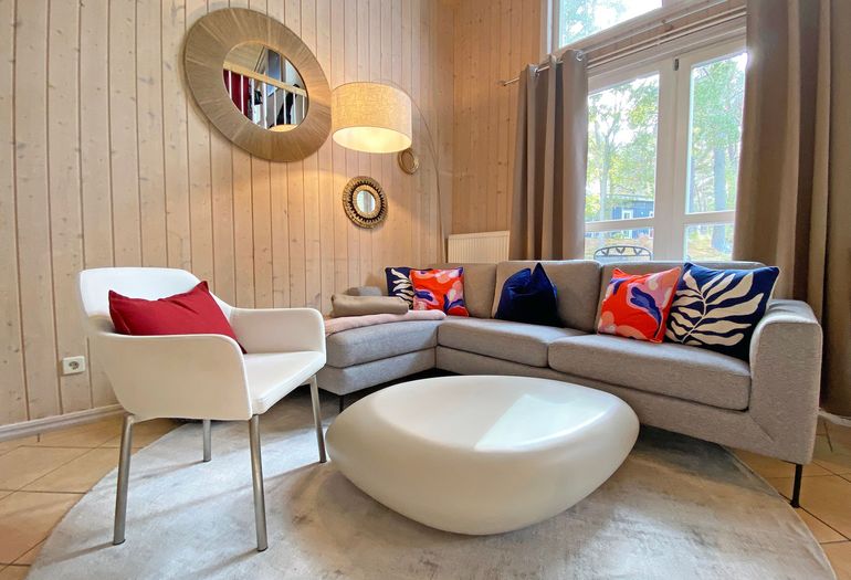 Wohnzimmer mit großzügiger Couch