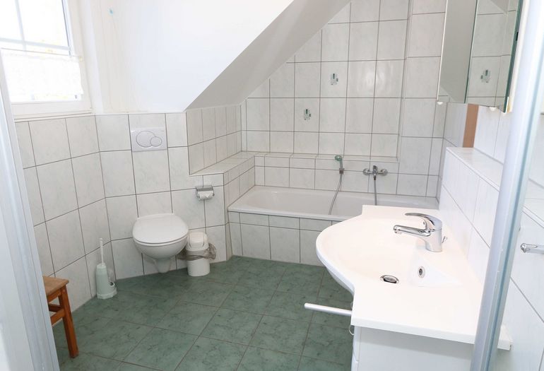 Badezimmer mit Waschbecken und WC Badezimmer mit Waschbecken und WC