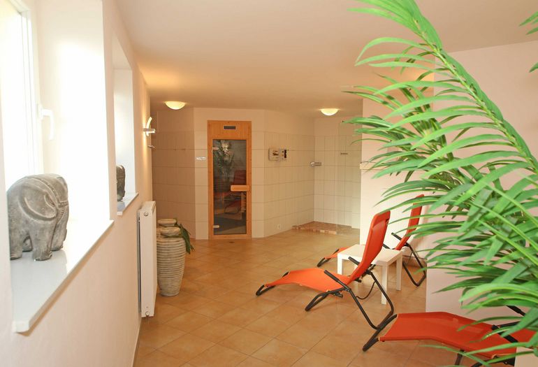 Wellnessbereich mit Ruhezone zum entspannen nach der Sauna Wellnessbereich mit Ruhezone zum entspannen nach der Sauna