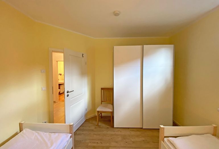 erstes Schlafzimmer mit Einzelbetten