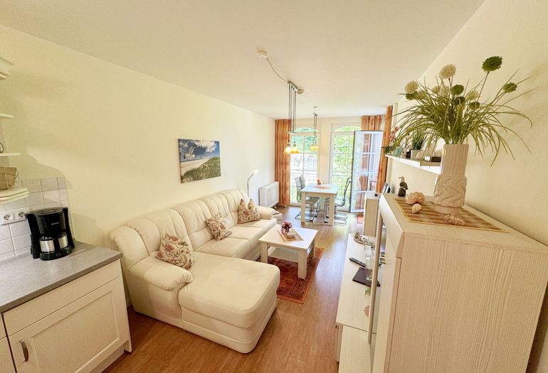 Blick vom Flurbereich in den Wohnbereich Blick vom Flurbereich in den Wohnbereich