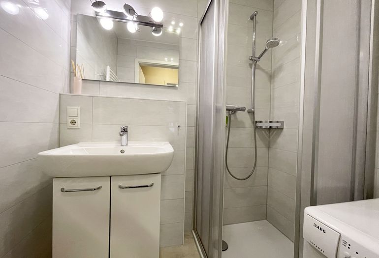 Badezimmer mit Dusche