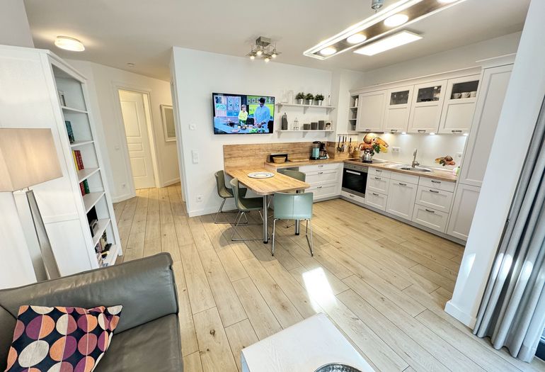 Strandvilla Andrea WE 07 - Blick vom Wohnzimmer Richtung Küchenbereich