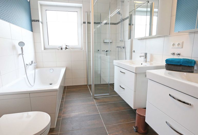 zweites Badezimmer mit Dusche und Badewanne