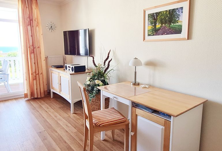 Wohnbereich mit Schreibtisch Wohnbereich mit Schreibtisch