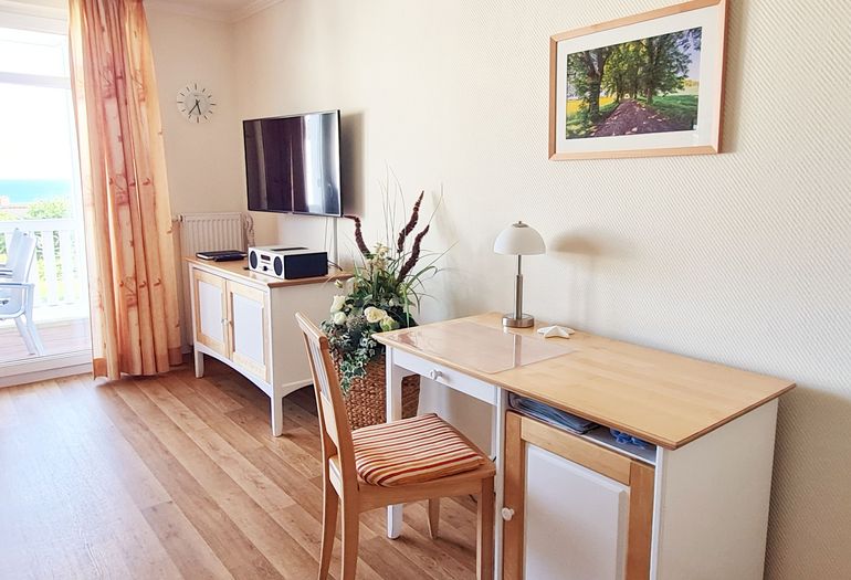 Wohnbereich mit Schreibtisch Wohnbereich mit Schreibtisch