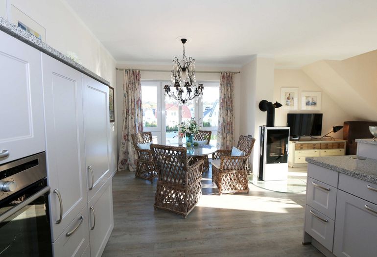 Essbereich mit Küchenzeile Essbereich mit Küchenzeile