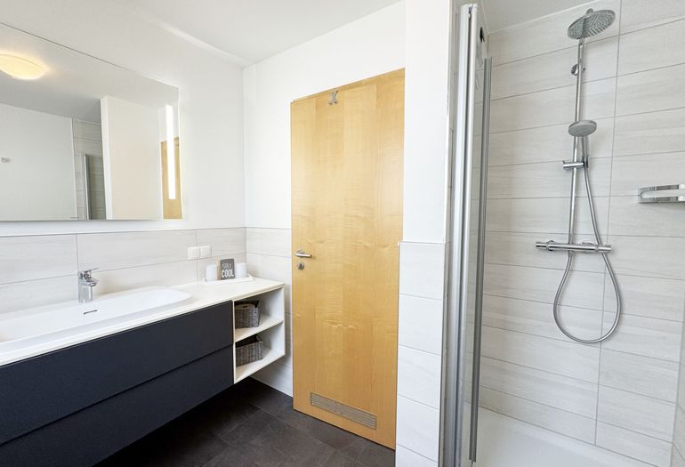 modernes Badezimmer mit Dusche modernes Badezimmer mit Dusche
