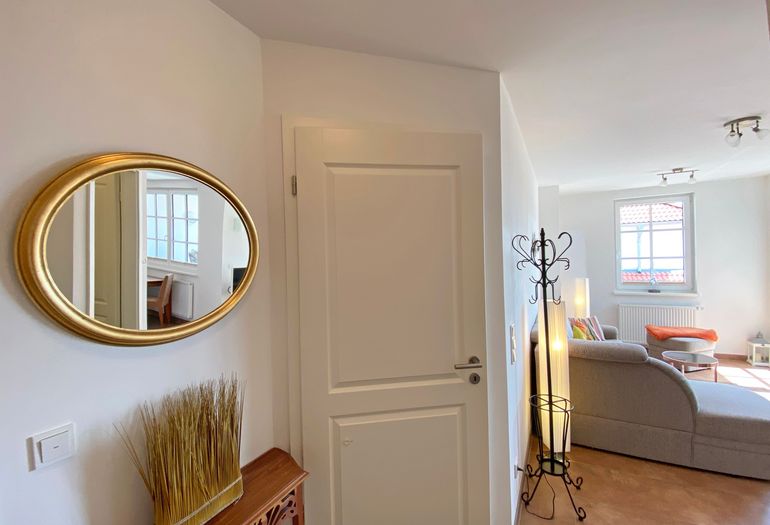 kleiner Flur mit Blick in den Wohnbereich