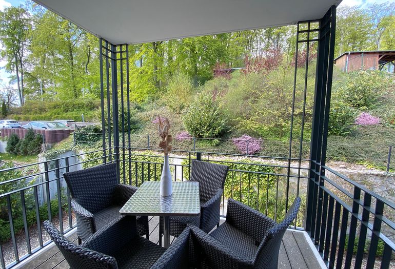 bestuhlter Balkon in ruhiger Lage